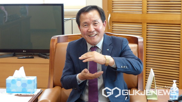 허성두 제25대 진주상공회의소 회장이 ‘국제뉴스’와 인터뷰를 진행하고 있다 사진/구정욱 기자