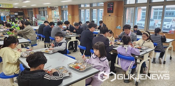 학교 급식현장 방문 모습(사진=단양교육청)