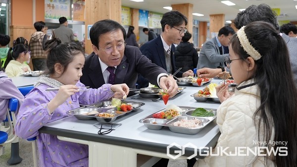 매포초 친환경 급식 현장에서 아이들에게 딸기를 나눠주고 있는 김문근 군수(사진=단양군)