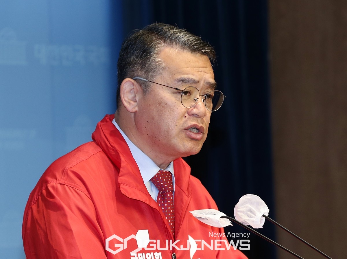 ▲임재훈 국민의힘  경기 안양동안구갑 국회의원 후보는 27일 오전 국회 소통관에서  기자회견을 열어 더불어민주당 민병덕 후보는 '전당대회 돈 봉투 수수 의혹'에 관한 사실을 밝히고 만약 사실이라면 즉각 안양시민들께 사과하고 후보직을 사퇴할 것을 촉구하고 있다./사진=원명국 기자