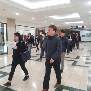 지난 13일 오전, 에히메현 방송국 제작진이 서면 지하도 상가에서 촬영준비에 한창이다/제공=부산시설공단