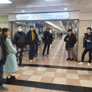 ​지난 13일 오전, 에히메현 방송국 제작진이 서면 지하도 상가에서 촬영준비에 한창이다/제공=부산시설공단​