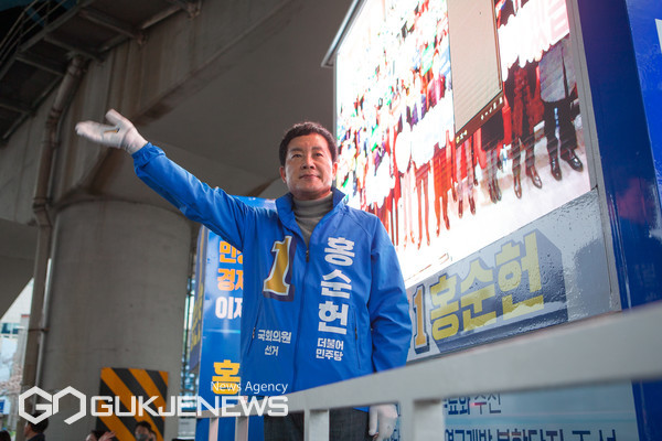 민주당 해운대갑 홍순헌 후보가 28일 오전 7시 부산 해운대구 우2동 올림픽교차로 일대에서 '홍순헌 엄지척 유세단' 출정식을 갖고, 시민들에게 인사를 하고 있다/제공= 홍순헌 후보 캠프