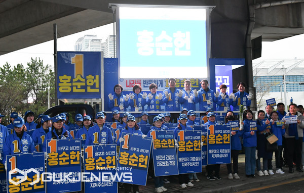 민주당 해운대갑 홍순헌 후보가 28일 오전 7시 부산 해운대구 우2동 올림픽교차로 일대에서 '홍순헌 엄지척 유세단' 출정식을 갖고, 시민들에게 인사하고 있다/제공= 홍순헌 후보 캠프