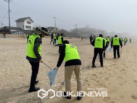  해양환경 보전을 위한 새봄맞이 연안정화 활동(사진/충남도청)