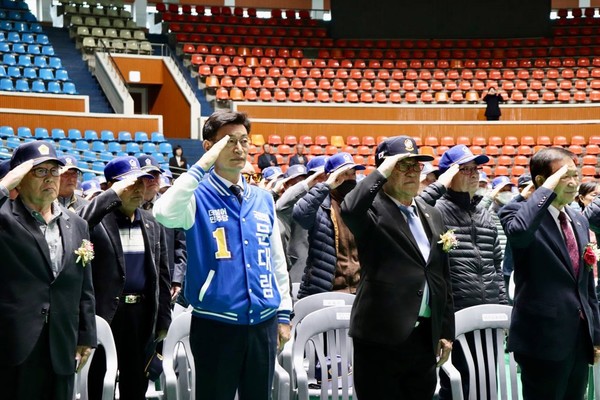 27일 문대림 더불어민주당 제주시갑 후보는 한라체육관에서 열린 열린 대한민국고엽제전우회 제주특별자치도지부(지부장 홍희철) 창립 22주년 기념행사에 참석해 엽제전우회원 한분 한분에게 일일이 안부를 여쭈며, 대한민국을 위한 희생과 공헌에 감사를 표했다.[사진=문대림 후보 사무소]