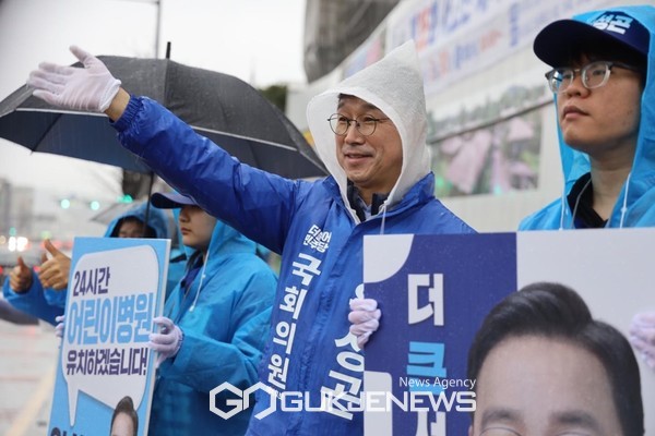 더불어민주당 위성곤 후보는 제22대 국회의원 선거 공식 선거운동 시작일인 28일, 충혼묘지 참배와 정방 4·3희생자 위령공간 참배를 시작으로 선거운동에 돌입했다.[사진=위성곤 후보 선거사무소]