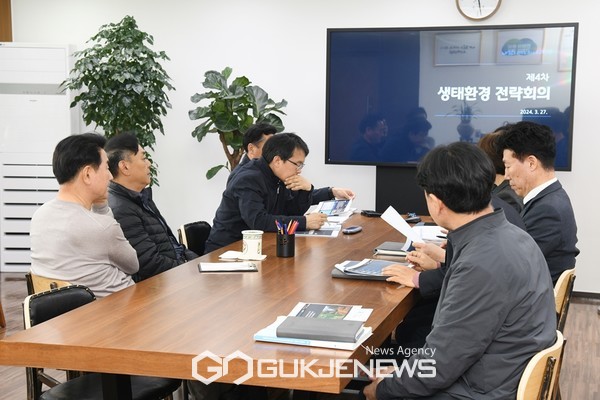 김동근 시장이 3월 27일 시장실에서 ‘제4차 생태환경 전략회의’를 진행하고 있다.(사진제공.의정부시)