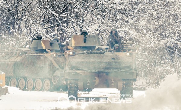 해룡여단전투단 장병이 K200장갑차와 함께 도시지역 훈련장으로 진입하고 있다.(사진제공.육군)