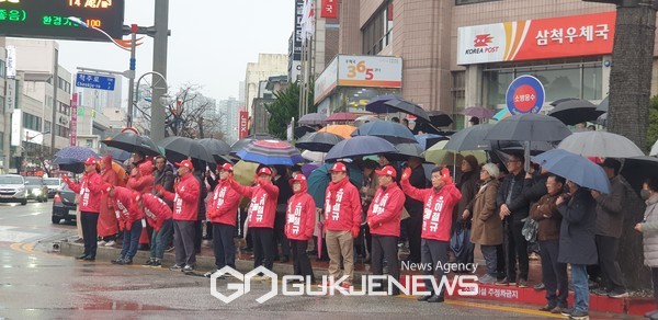 사진=28일 오후 6시 삼척시 우체국 사거리 국민의힘 이철규 국회의원 후보 출정식에서/고정화기자