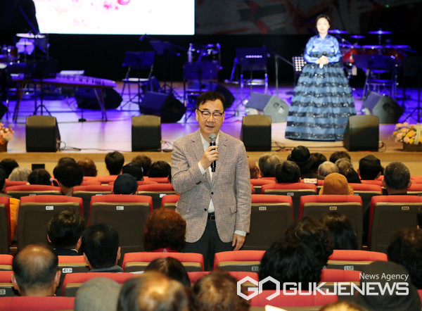 (사진제공=하동군)하승철 하동군수가 창단음악회 개최에 축하의 말을 전하고 있다