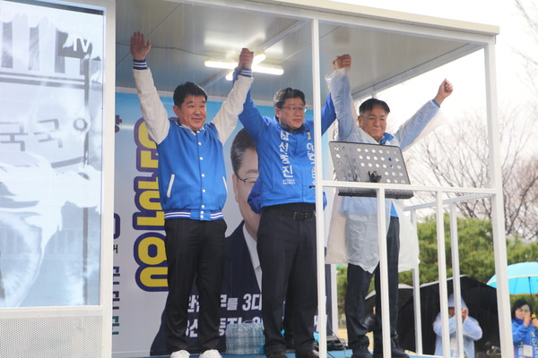(사진=이재형기자)안호영후보와 정희균 김정호 상임공동선대위원장