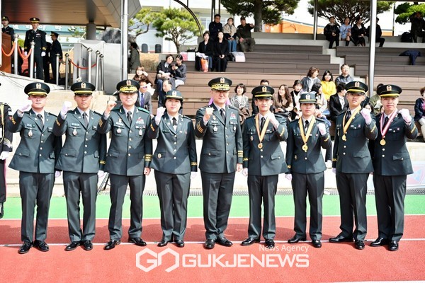 박안수 육군참모총장이 학교관계관 및 성적우수자와 기념사진을 촬영하고 있다.(사진제공.육군)