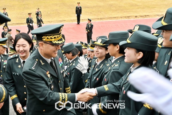 박안수 육군참모총장이 부사관 23-5기 임관자들과 악수하고 있다.(사진제공.육군)