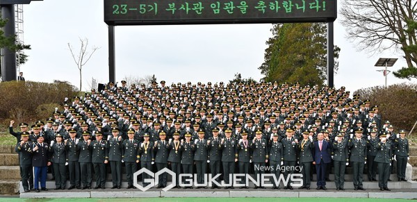 육군부사관학교 23-5기 임관자들이 단체 기념사진을 촬영하고 있다.(사진제공.육군)