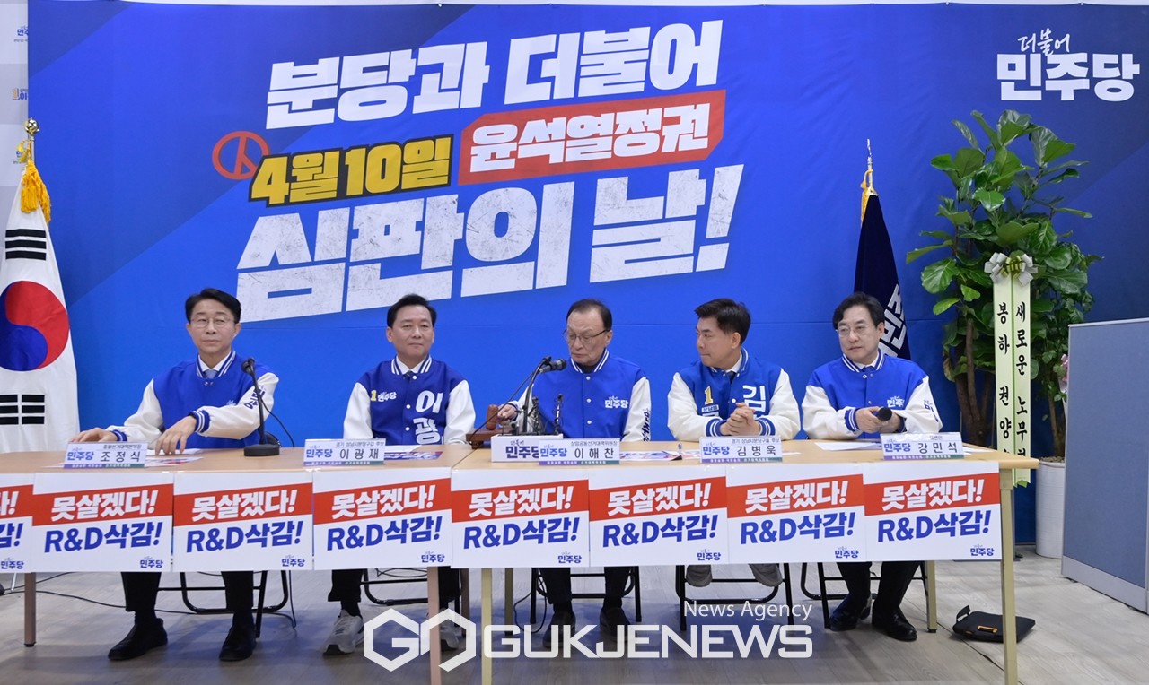 ▲이해찬 더불어민주당 상임선대위원장은 29일 오전 경기 성남 분당갑 이광재 후보 선거사무소에서 열린 경기 현장선거대책위원회의를 주재하고 있다.(민주당)