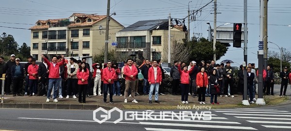 제주도의회의원보궐선거(제주시 아라동을 선거구)에 출마한 국민의힘 김태현 후보가 30일 정오 신성여중고 삼거리에서 출정식을 열고 이같이 외치며 지지를 호소했다.[사진=문서현 기자]