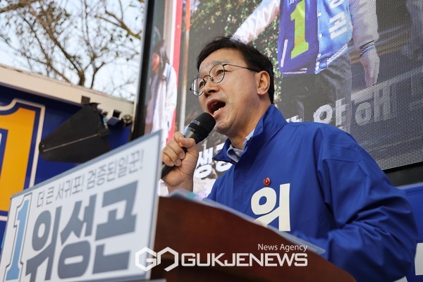 제22대 국회의원선거 서귀포시 선거구 더불어민주당 위성곤 후보는 30일 저녁 서귀포 신시가지와 중문 향토오일장에서 차례로 유세하며 지지를 호소했다.[사진=위성곤 후보 선거 사무소]