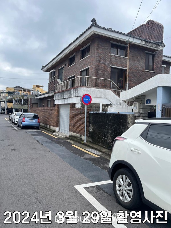 현재 이 곳에는 단속구간 표기가 사라진 상태로 이에 대한 고 후보캠프측은 최근 총선이 다가옴에 따라 삭제 된 것으로 외압에 따른 표기와 삭제라고 의혹을 제기하면서  도로교통법을 언급했다. [사진=고기철 후보 선서사무소]