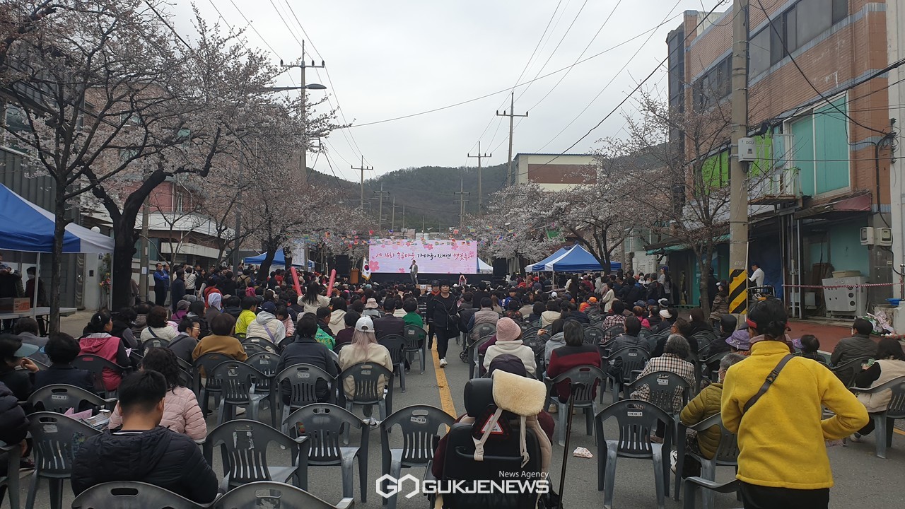 홍룡마을 '가마놀이재현 벚꽃축제장' 주민장기자랑이 진행되고 있다(국제뉴스)