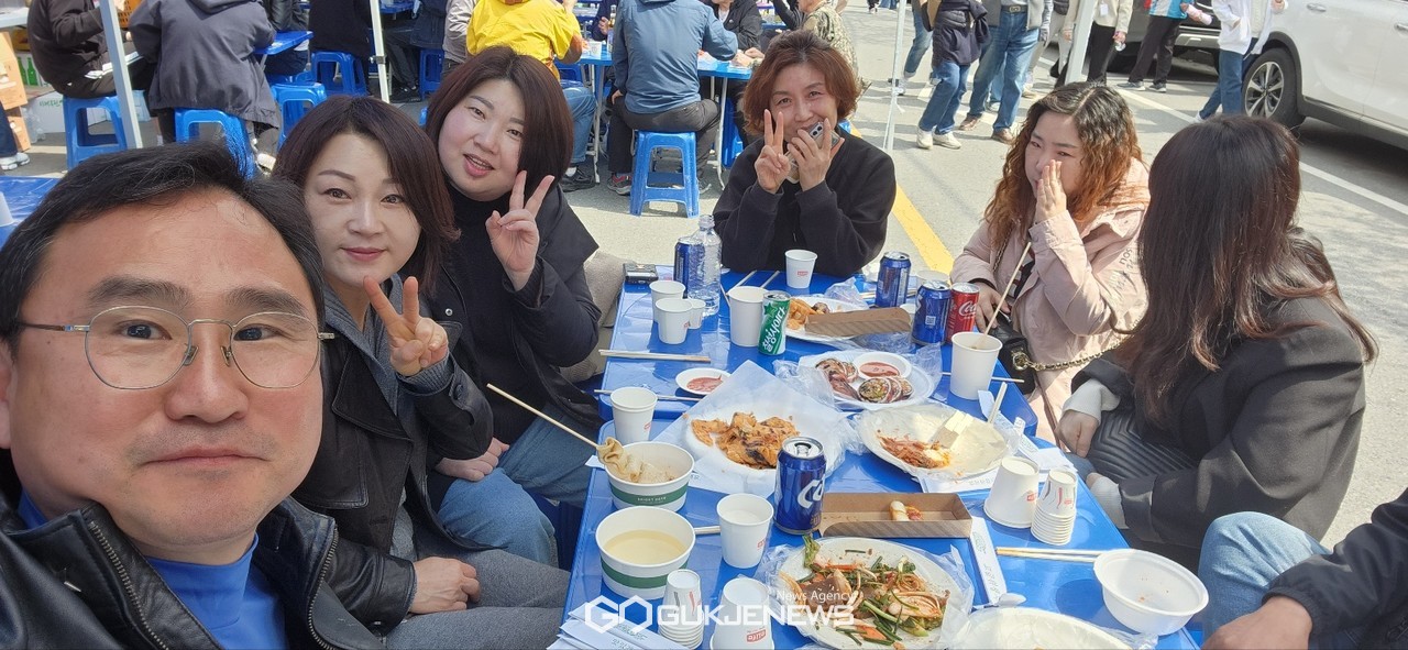 홍룡마을 벚꽃축제에 함께한 참가자들의 즐거운 한때(국제뉴스)