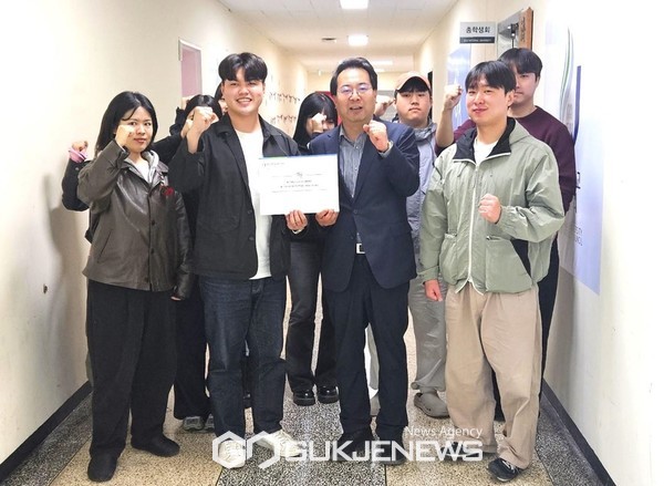 국민의힘 제주시갑 고광철 후보가 1일 제주대학교를 방문해 제주대학교 총학생회로부터 ‘제22대 국회의원선거 관련 제주대학생 의견수렴서’를 전달받았다.[사진=고광철 후보 선거사무소]