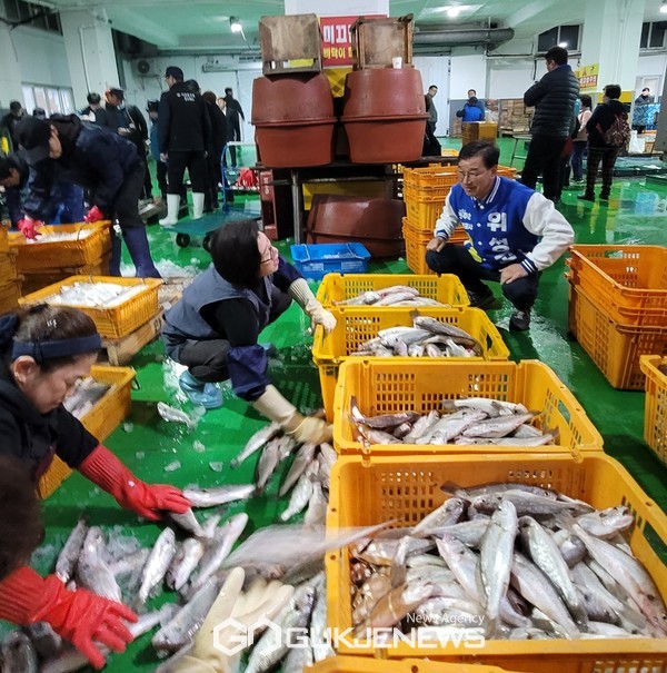 더불어민주당 서귀포 위성곤 후보는 수산인의 날인 1일, 서귀포수협 위판장을 찾아 현장의 시민들에게 인사하고, 서귀포의 지속가능한 어업을 위한 현안 해결 노력을 약속했다.[사진=위성곤 후보 선거사무소]
