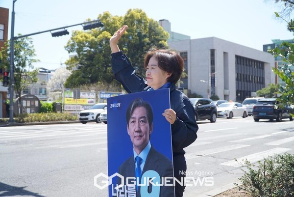 1일 조국혁신당 9번을 받은 정춘생 비례대표가 조국혁신당 당원, 자원봉사자와 함께 제주도민 지지 호소를 위한 선거운동을 전개했다.[사진=조국혁신당 제주도당]
