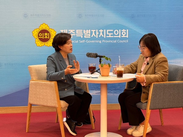 지난달 25일 제주도의회 도민카페서 조국혁신당에서 비례대표 9번을 받은 정춘생 전 청와대 비서관을 만나 인터뷰를 진행했다.[사진=제주도인터넷신문방송기자협회]