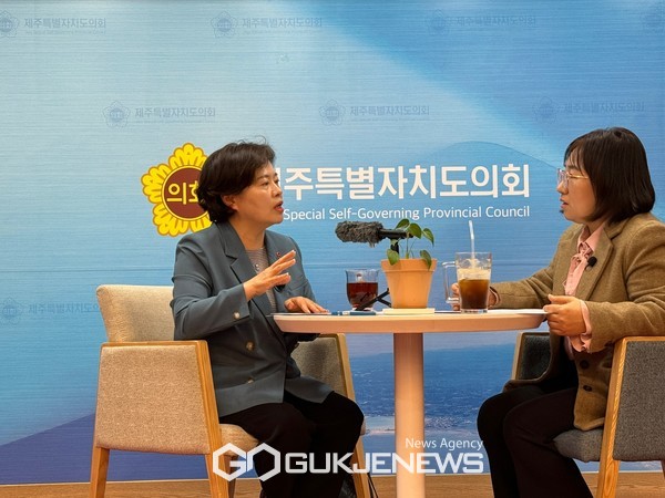 지난달 25일 제주도의회 도민카페서 조국혁신당에서 비례대표 9번을 받은 정춘생 전 청와대 비서관을 만나 인터뷰를 진행했다.[사진=제주도인터넷신문방송기자협회]