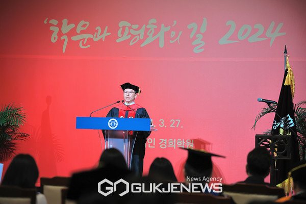 17대 총장으로 취임한 김진상 총장이 3월 27일(수) 오전 10시 평화의 전당 로비에서 열린 임명식에서 임명사를 하고 있다(사진 제공 = 경희대학교)