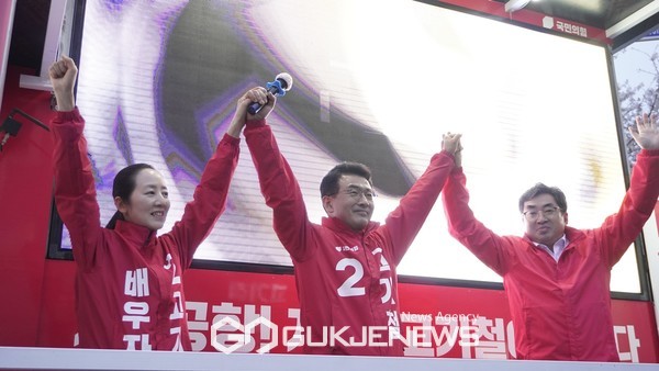 국민의힘 서귀포에 출마하는 고기철 후보가 31일 표선 사거리에서 유세를 펼치며 지지를 호소했다.[사진=고기철 후보 선거사무소]