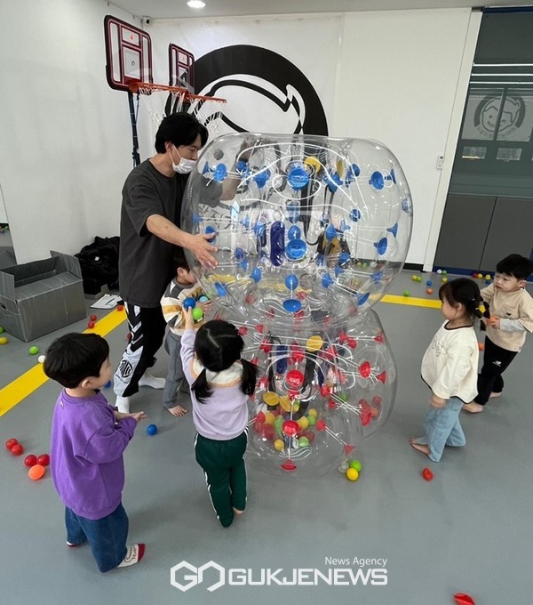 제주시는 지난 3월부터 매주 토요일 드림스타트 사례관리 아동 50여 명을 대상으로 아동들의 운동기능 훈련을 위한 놀이체육 교실을 운영하고 있다.[사진=제주시청]