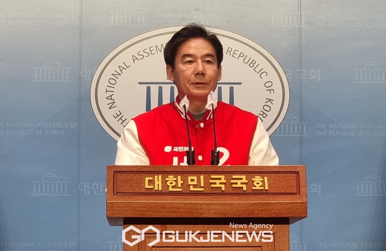 ▲ 이용호 국민의힘 서울 서대문구갑 국회의원 후보는 2일 국회 소통관에서 기자회견을 열어 더불어민주당 경기 수원정 김준혁 국회의원 후보 이화여대 관련 발언에 대해 강력하게 비판하고 있다./사진=이용우 기자