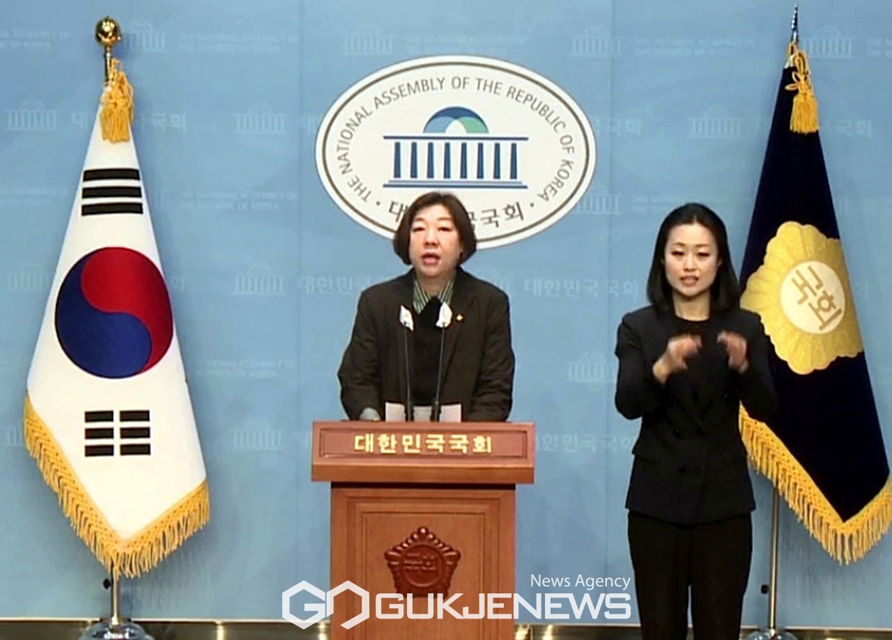 ▲박지아 녹색정의당 선대위 대변인은 2일 국회 소통관에서 민주당 김준혁 후보의 이화여대 관련 발언에 대해 비난하고 있다./사진=원명국 기자