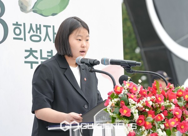 제주여자고등학교 김지원 학생은 4·3을 직접 경험하지 못한 세대이지만 조부모의 이야기를 듣고 그 아픔을 공감하며 쓴 추념시를 낭송했다.[사진=제주도청]