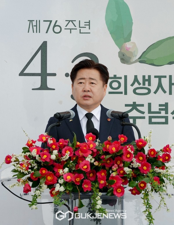 오영훈 지사는 “이제 4·3은 낡은 이념의 시대의 종결을 알리고 사람 중심의 빛나는 세상을 열어가고 있다”며 “제주도정은 4·3의 세계적 가치를 다음 세대에 전승하고 평화와 인권을 상징하는 곳으로 만들겠다”고 피력했다.[사진=제주도청]