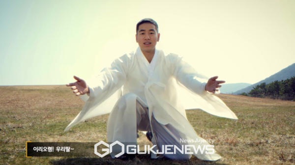 인공지능(AI) 기술로 김옥자 어르신의 아버지를 사진과 영상으로 복원해 딸과 재회하는 시간을 가졌다.[사진=제주도청]