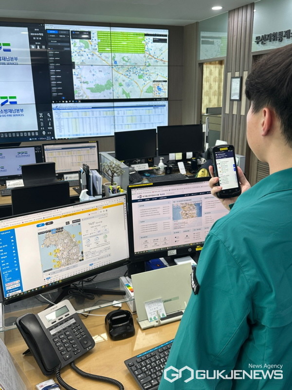 용인특례시가 재난 시 신속한 대처를 위해 재난안전통신망을 읍면동에 보급했다. 사진은 시 관계자가 재난안전단말기로 유관기관과 모의 교신을 하는 모습(사진=용인시)