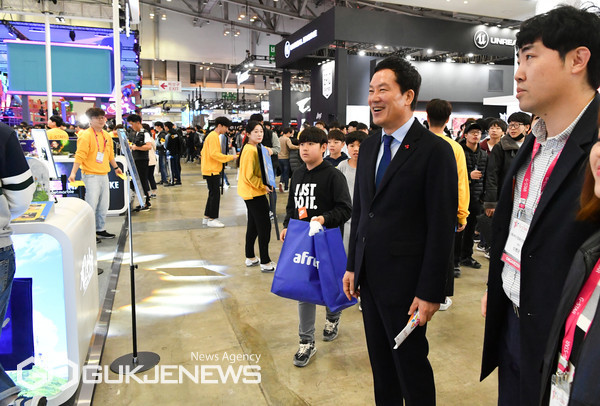 홍순헌 더불어민주당 부산 해운대갑 국회의원 후보가 해운대구청장 재임 당시 지스타(G-STAR) 행사장을 둘러보고 있는 모습/제공=홍순헌 후보 캠프