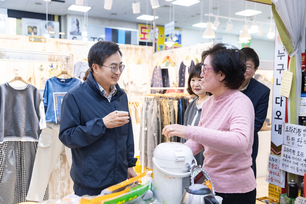 김동연 경기도지사가 5일 방문한 성남시 분당구 미금현대벤처빌시장에서 만난 상인과 대화를 나누고 있다. 사진제공=경기도청