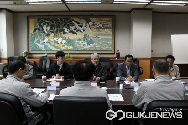 지난 3일 용인특례시와 고등기술연구원이 처인구 백암면 지역발전을 위한 공익사업들을 논의했다.(사진=용인시)