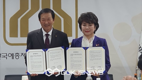 5일 한국예총 제주특별자치도연합회는  제주문화원과 제주예총 회의실에서 제주문화를 널리 알리기 위한 상호 협력을 위해 업무협약을 체결했다.[사진=제주예총]