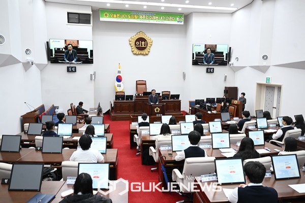 제주도의회는 4일 본회의장에서 제주중앙고등학교 2학년 학생 26명을 대상으로 “오늘은 내가 도의원”으로 활동을 해 볼 수 있는 의정체험 기회를 제공했다.[사진=제주도의회]