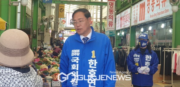 사진=​사진=더불어민주당 한호연후보(동해,삼척,태백,정선),7일 오후 1시 삼척중앙시장 유세에서 상인들과 대화/고정화기자​
