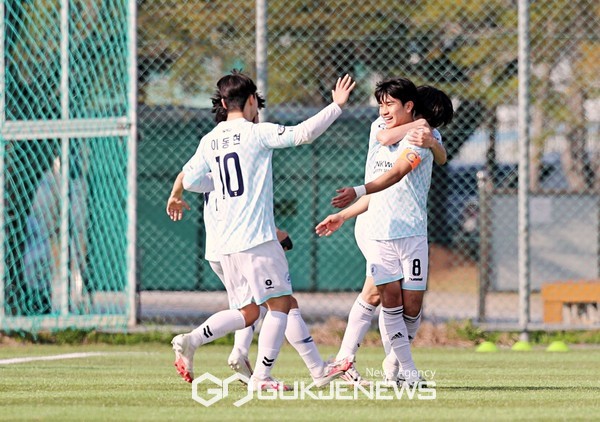 원광대 캡틴 양성섭이 5일 김제시민운동장에서 열린 ‘2024 대학축구 U리그2’ 8권역 전남과학대와 홈 개막전 후반 4분에 결승골을 터트리고 팀 동료들과 기뻐하고 있다(사진=김병용 기자)