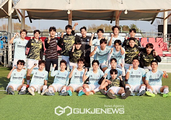 원광대 선수단이 5일 김제시민운동장에서 열린 ‘2024 대학축구 U리그2’ 8권역 전남과학대와 홈 개막전에서 승리 후 기념 촬영에 임하고 있다(사진=김병용 기자)