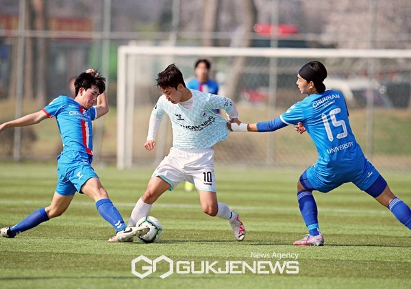 원광대 이동현이 5일 김제시민운동장에서 열린 ‘2024 대학축구 U리그2’ 8권역 전남과학대와 홈 개막전에서 상대 선수들과 치열한 몸싸움을 벌리고 있다(사진=김병용 기자)