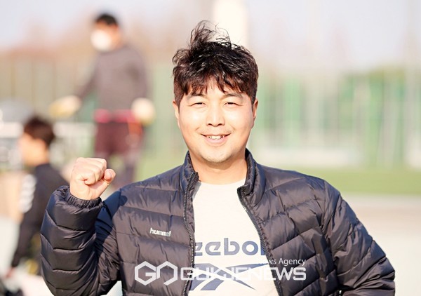 원광대 배원호 신임 감독이 5일 김제시민운동장에서 열린 ‘2024 대학축구 U리그2’ 8권역 전남과학대와 홈 개막전에서 승리 후 소감을 밝히고 있다(사진=김병용 기자)