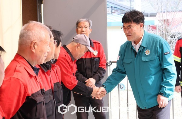 사진=박상수 시장.산불감시원 및 산불전문예방진화대원들을 찾아 격려/시제공